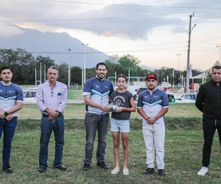 Entrega David de la Peña uniformes a alumnos de ciclismo