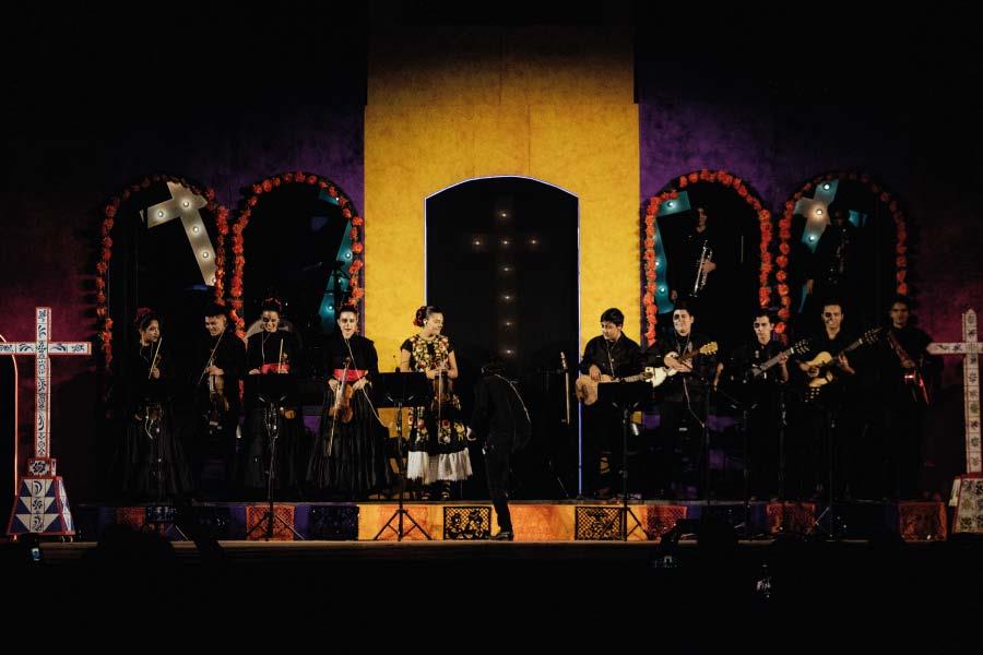Con leyendas, ofrendas y folklore festejan “Día de Muertos”