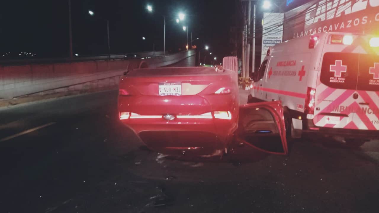 Dos lesionados dejó ayer por la mañana una volcadura registrada en la Avenida Garza Sada