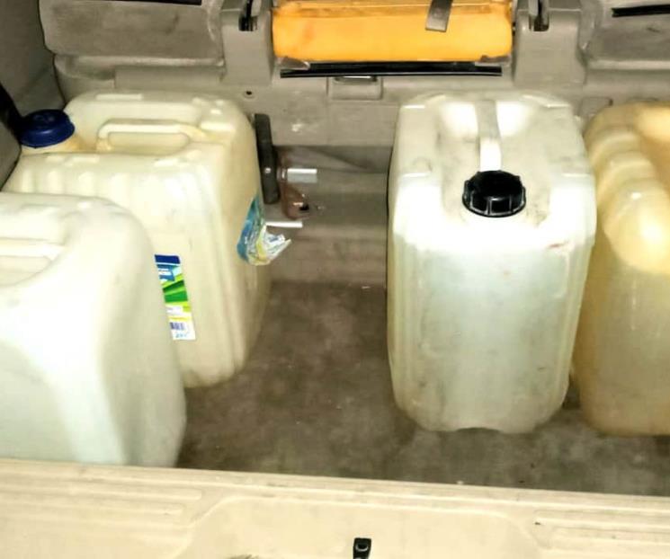 Roban gasolina de pipa; los detienen