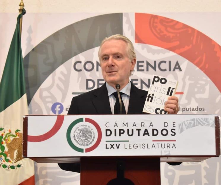 Creel le dedica libro de Aristóteles a AMLO
