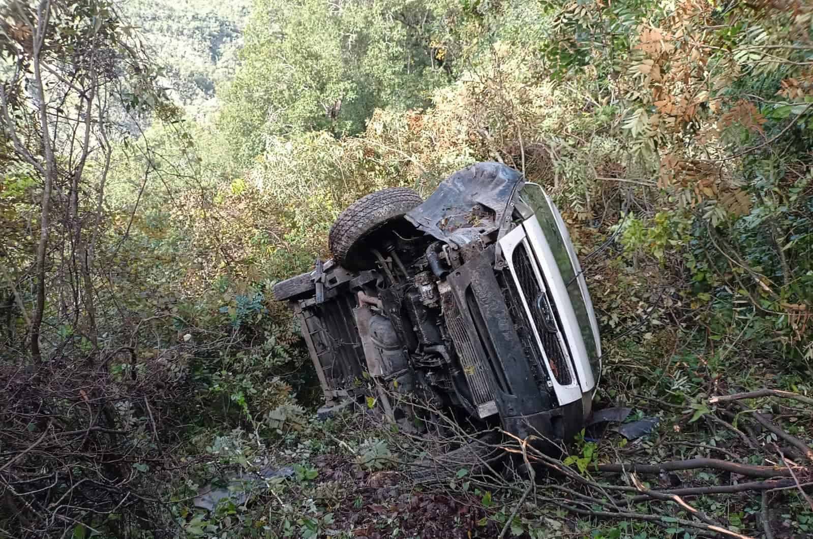 Una intensa movilización de los puestos de socorro se registró en el municipio de Rayones, al reportarse un vehículo que se desbarrancó unos 100 metros en la sierra