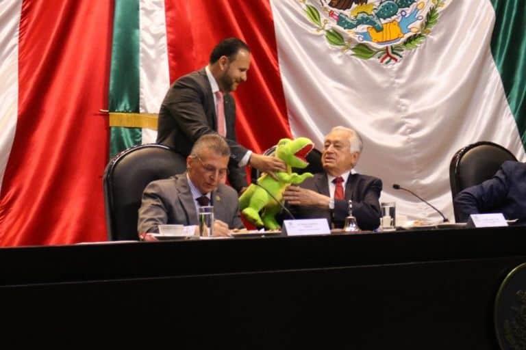Comparece Bartlett, lo llaman traidor a la patria