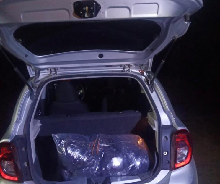 Abandona 15 kilos de mariguana