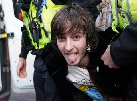 Detienen a activista que arrojó huevos a Carlos III y Camila