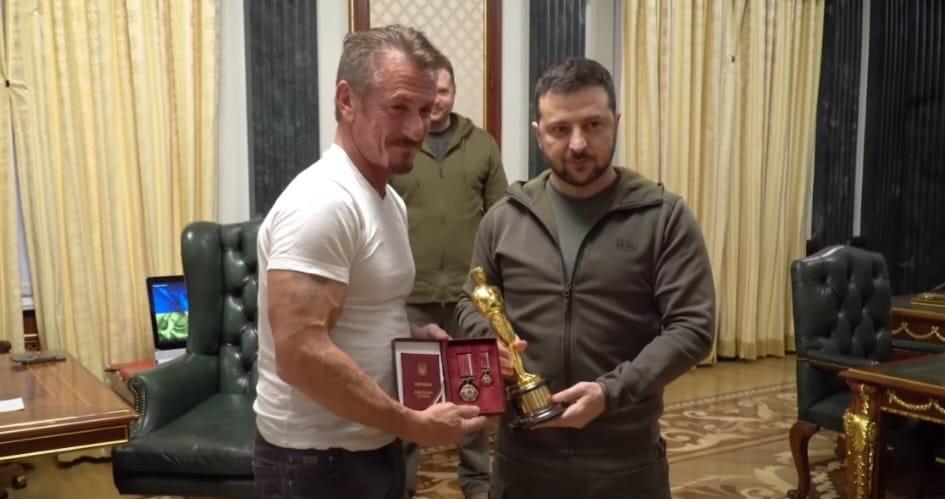 Presta Sean Penn Óscar a Zelensky hasta que gane la guerra