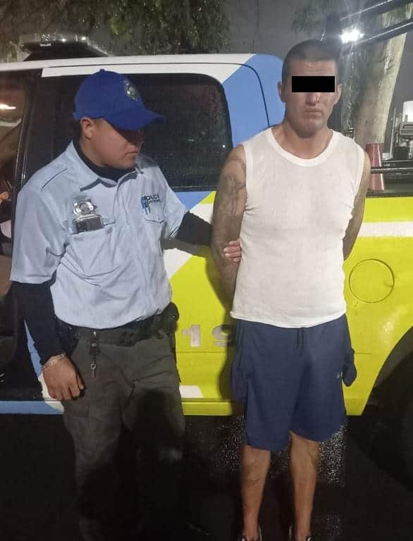Empleados de una tienda de conveniencia ayudaron a que un presunto asaltante fuera detenido por elementos de la Policía