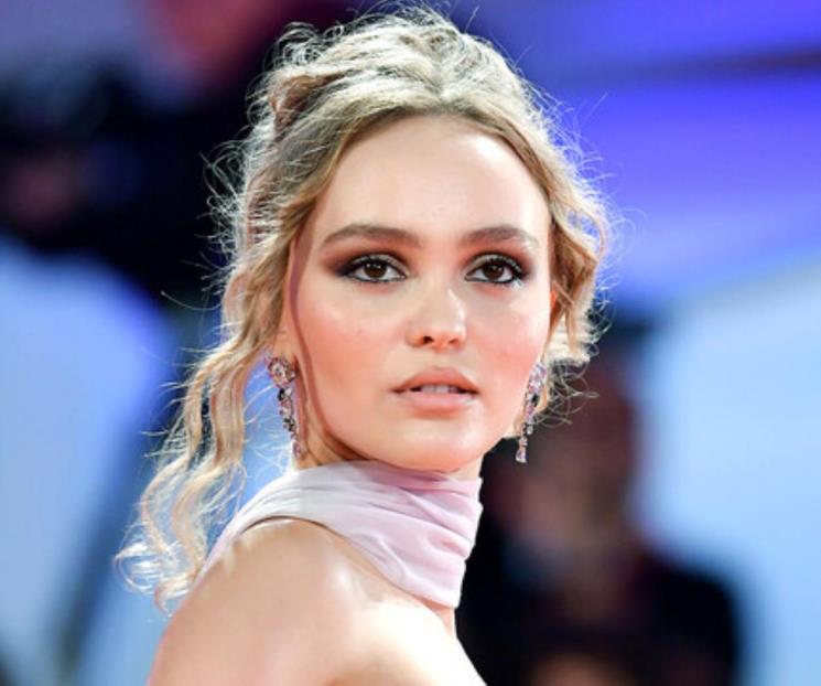 Lily-Rose Depp, hija de Johnny Depp, desfila para Chanel