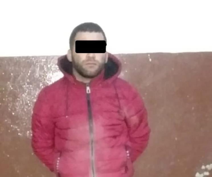 Asalta negocio, después acuchilla a policía