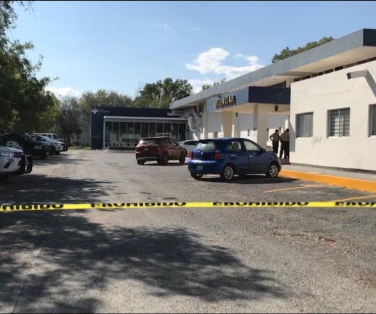 Lo balean, después conduce a hospital para ser atendido