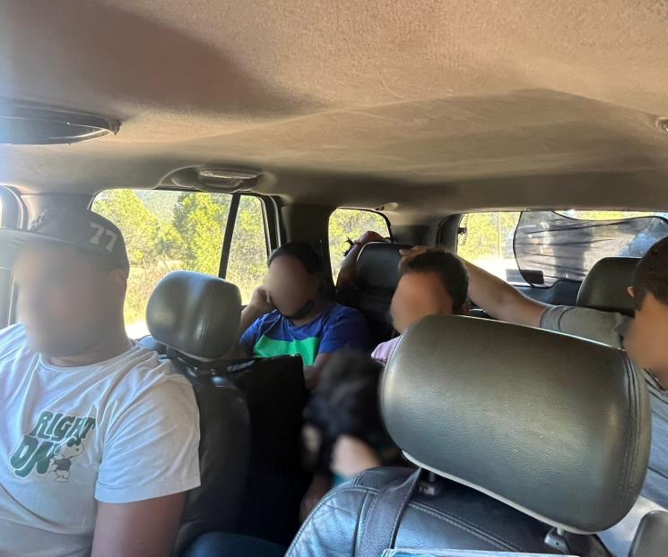 Caen dos polleros con 12 migrantes