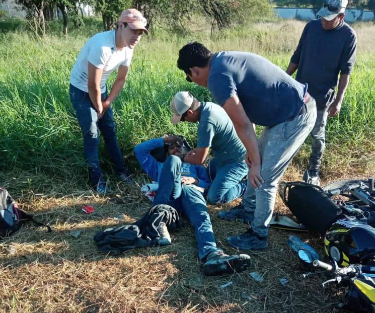 Chocan en moto y salen heridos