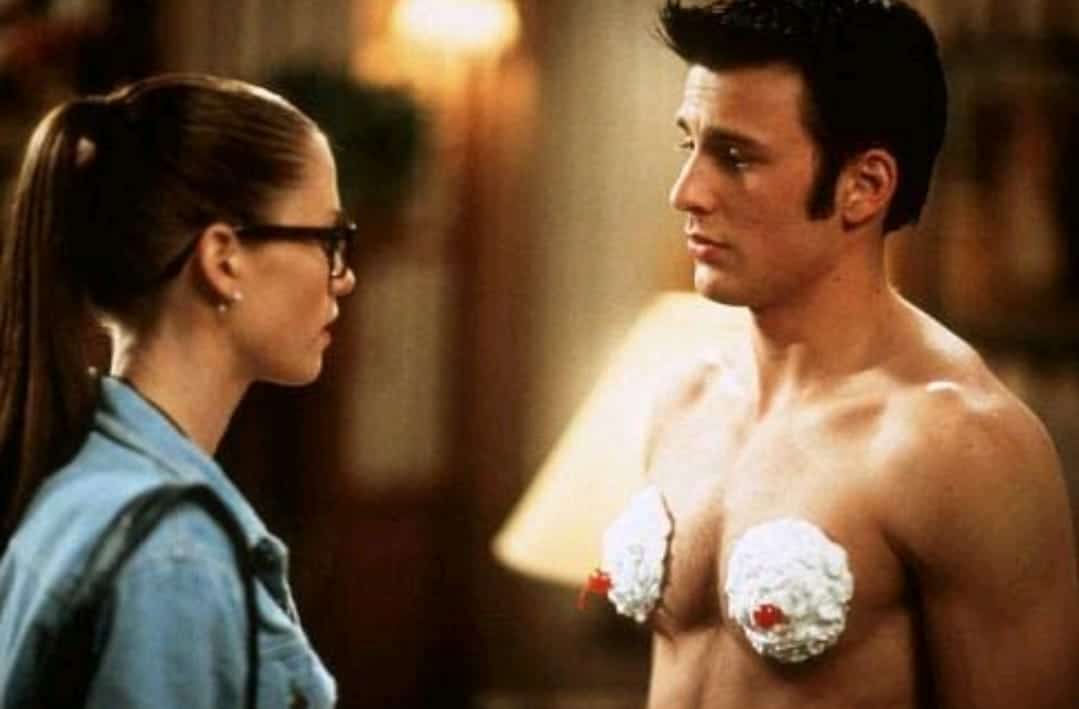 El actor nacido en Boston ganó notoriedad por su atractivo físico, razón por la cual apareció en No es otra película americana (2001) en el papel de Jake Wyler