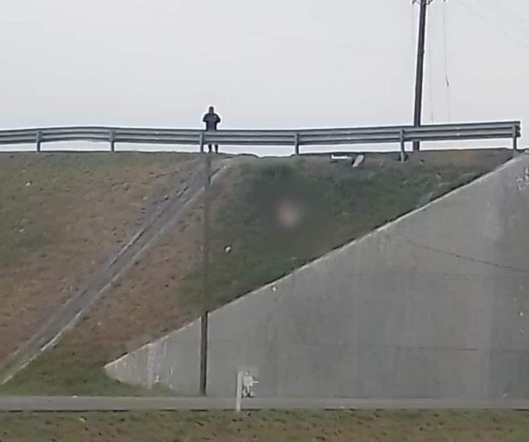 Cuelgan en puente cuerpo maniatado