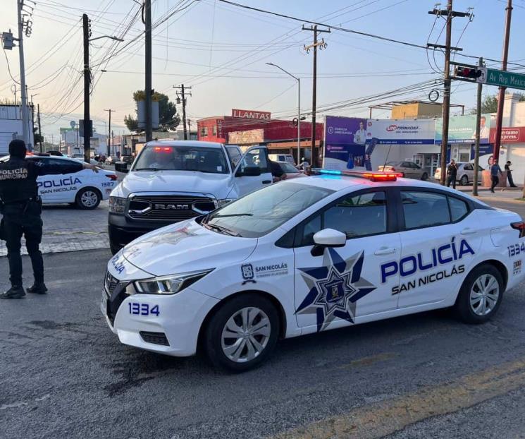 Balean a policía en persecución