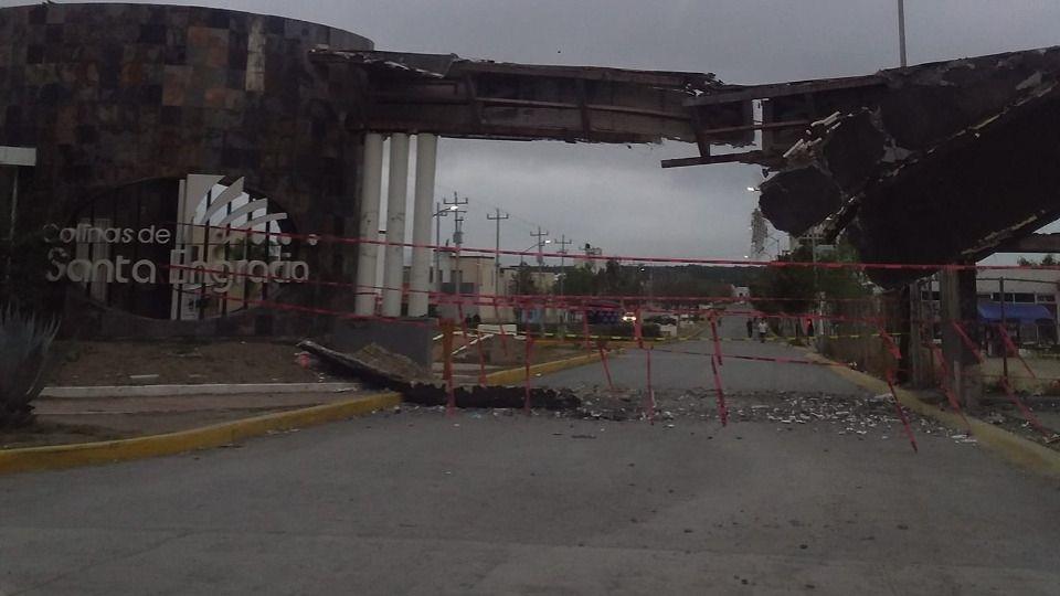 Destroza tráiler entrada de fraccionamiento
