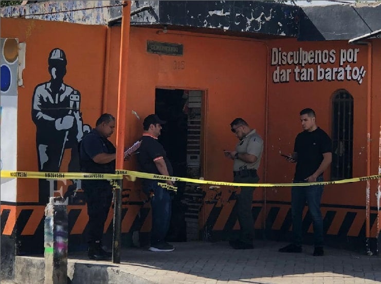 Un oficial de la Secretaria de Seguridad Pública de Montemorelos, resultó con diversas lesiones, al enfrentar a un delincuente, que fue sorprendido robando en el interior de una ferretería