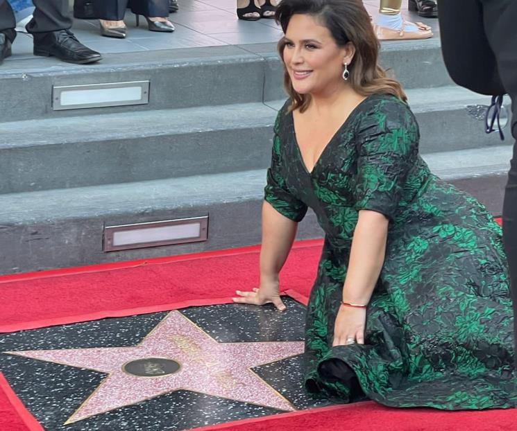 Devela Angélica Vale su estrella en Paseo de la Fama