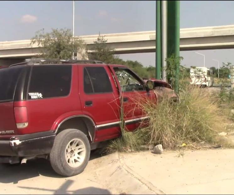 Se estrella camioneta contra poste