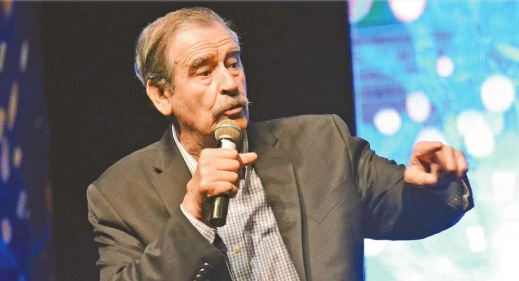 Reclama Fox a AMLO; pero le llueve por error ortográfico