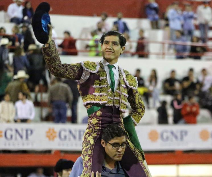 Sale Luis David en hombros