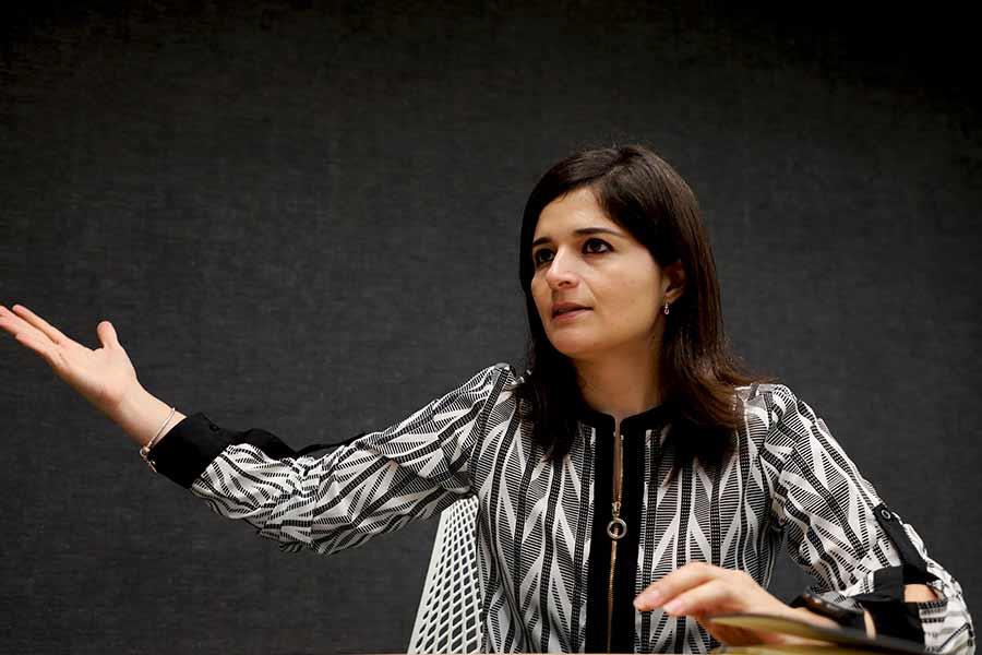 Deudas de juventud la inspiran a ofrecer cursos financieros