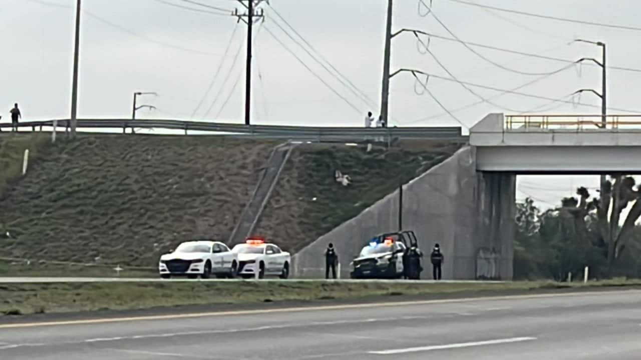 El cuerpo de una persona maniatada, colgado en un puente y con un narcomensaje, movilizó a las autoridades en Ciénega de Flores
