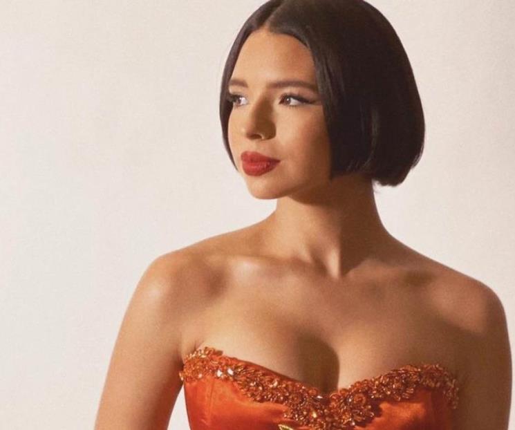 Ángela Aguilar sufre leve caída sobre el escenario