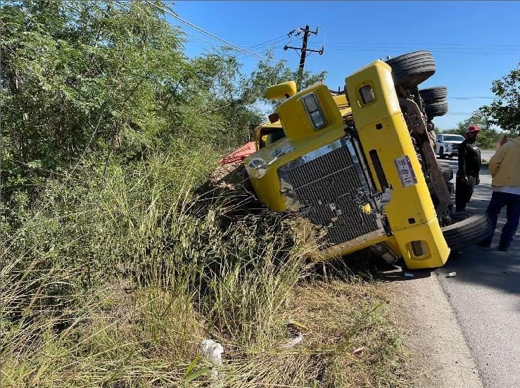 Vuelca tráiler en Cadereyta