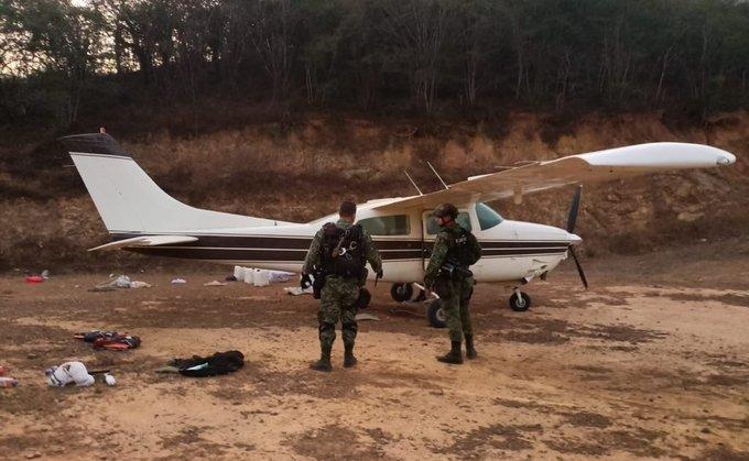 Aseguran avioneta con cientos de kilos de cocaína en Durango