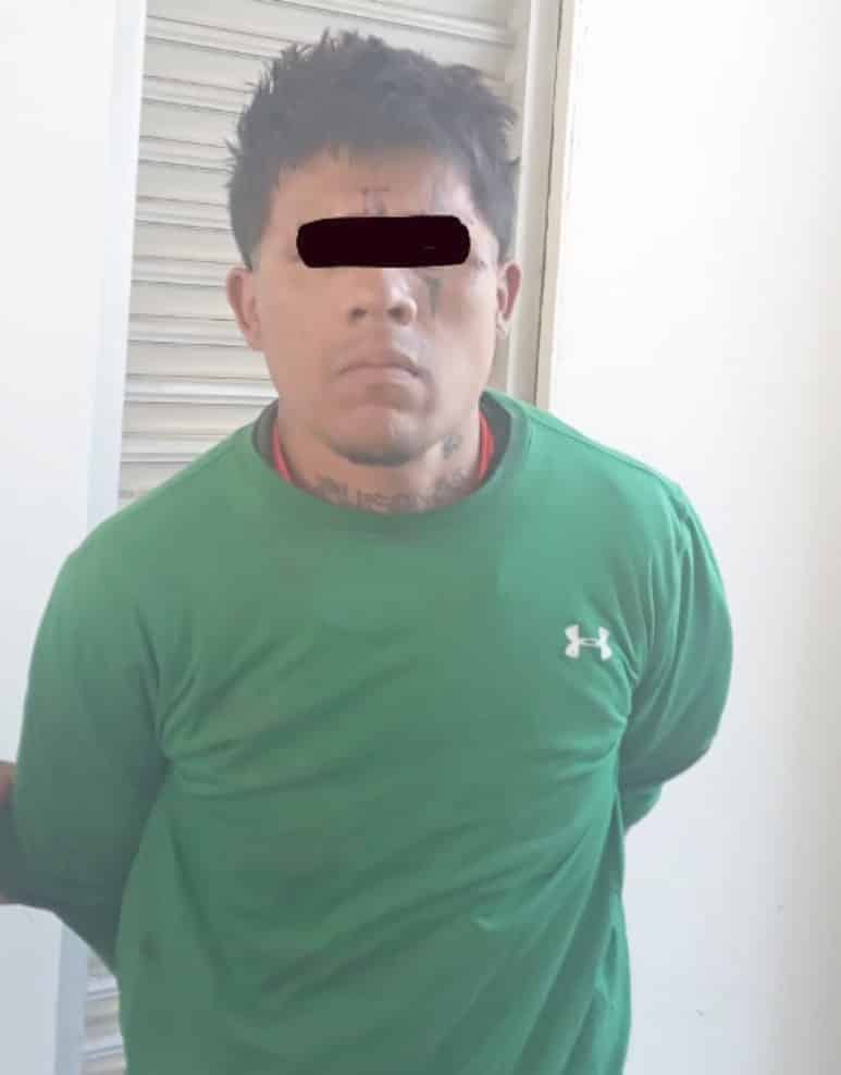 Dos oficiales de la policía preventiva de Escobedo, terminaron con diversas lesiones, al ser atacado con un arma blanca, por un sujeto al que intentaban someter