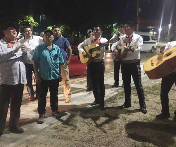 Llevan mariachi y Las mañanitas a AMLO afuera de su quinta
