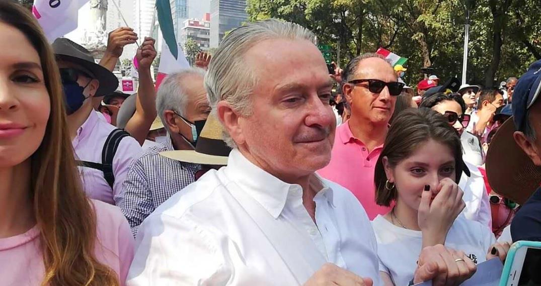 Se une Santiago Creel a la marcha a favor del INE