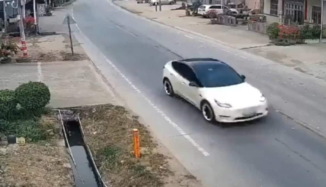 Un Tesla pierde el control y mata a dos personas en China Un Tesla pierde el control y mata a dos personas en China