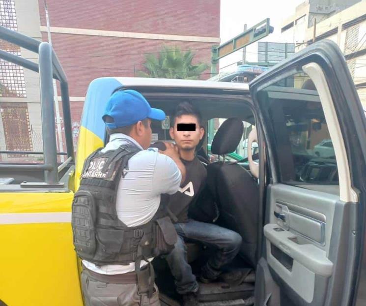 Golpea a policía y lo detienen