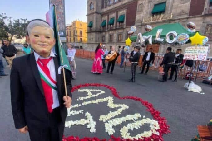 Insiste AMLO en renovar al INE