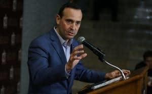 Denuncia Carlos de la Fuente retención en aeropuerto