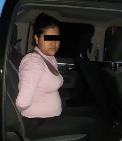 Golpea mujer a dos estudiantes