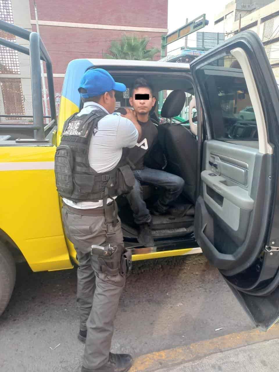 Un hombre que se encontraba discutiendo con su ex pareja en la vía pública, fue detenido la Policía de Monterrey, ya que contaba con una orden de restricción