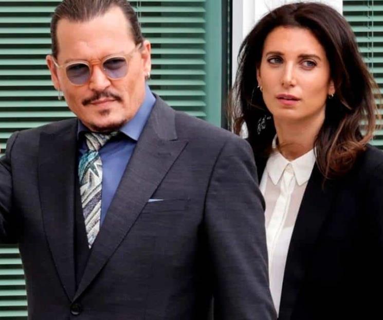 Johnny Depp sigue saliendo con su abogada