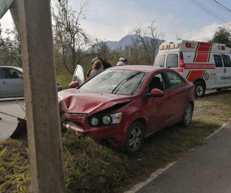 Impacta  auto contra poste