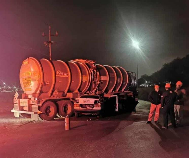 Impacta su auto en pipa