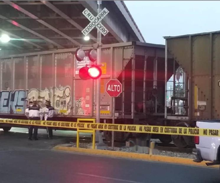 Choca tren con camión de personal