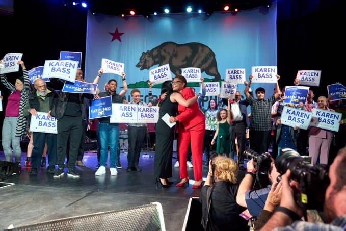 Es la demócrata Karen Bass la primera mujer alcaldesa de LA