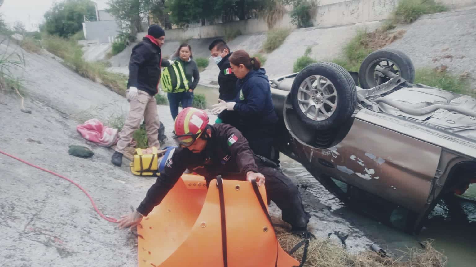 Una conductora resultó lesionada, al caer con todo y su vehículo a un arroyo