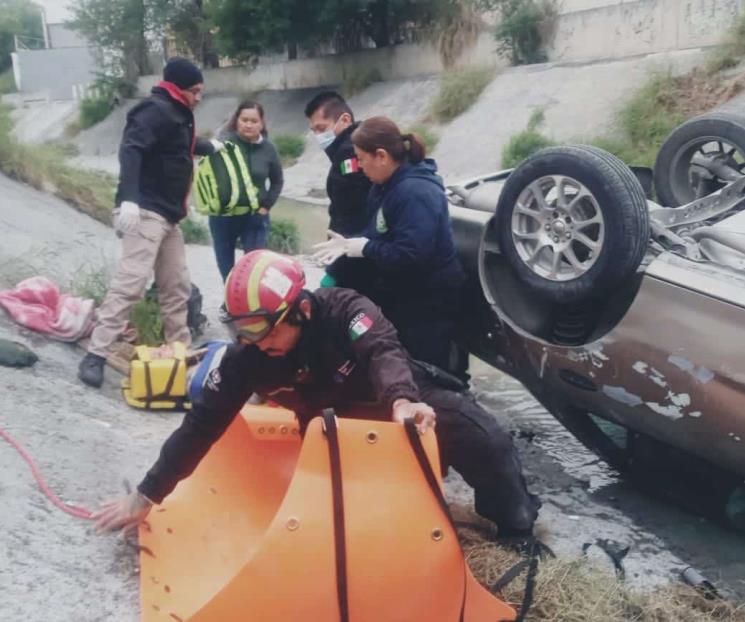 Cae con auto a un arroyo