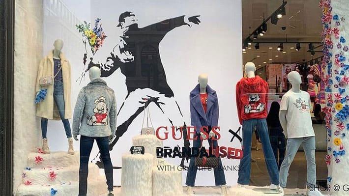 Molesta a Banksy uso de sus obras en tienda Guess