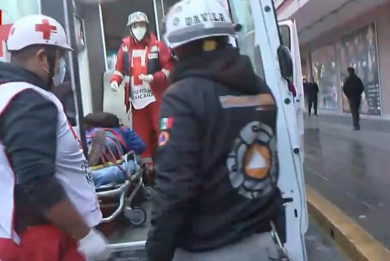 Una mujer de la tercera edad resultó lesionada luego de resbalar, ser golpeada por un transporte urbano de la Ruta 155 y terminar debajo del mismo