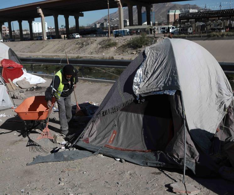Cruzan migrantes y se entregan en EU