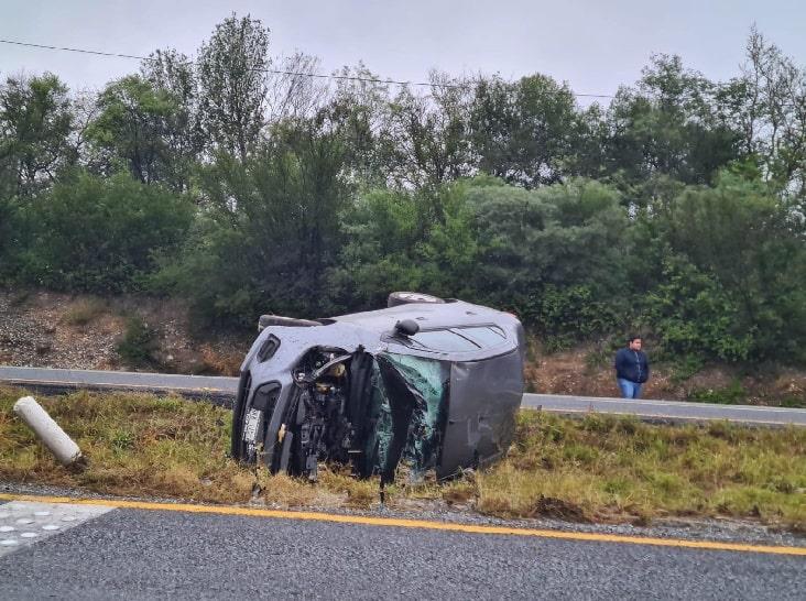 Termina volcado en la Carretera Nacional